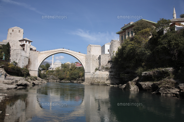 ネレトヴァ川と石橋[81522028489]の写真素材・イラスト素材｜アマナイメージズ