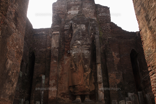 ランカティラカの頭のとれた巨大仏像[81522030008]の写真素材・イラスト素材｜アマナイメージズ