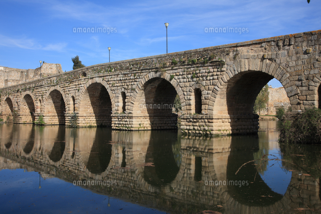 グアディアナ川中洲より望むローマ橋[81522032361]の写真素材・イラスト素材｜アマナイメージズ