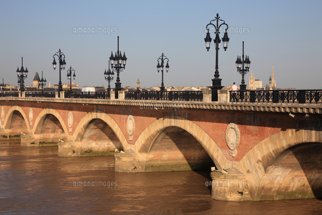 ガロンヌ川に架かるピエール橋 の写真素材 イラスト素材 アマナイメージズ
