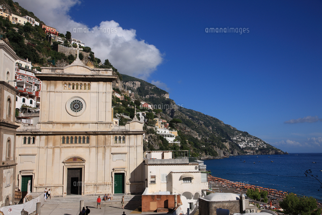 ティレニア海に面した町ポジターノのドゥオーモ の写真素材 イラスト素材 アマナイメージズ