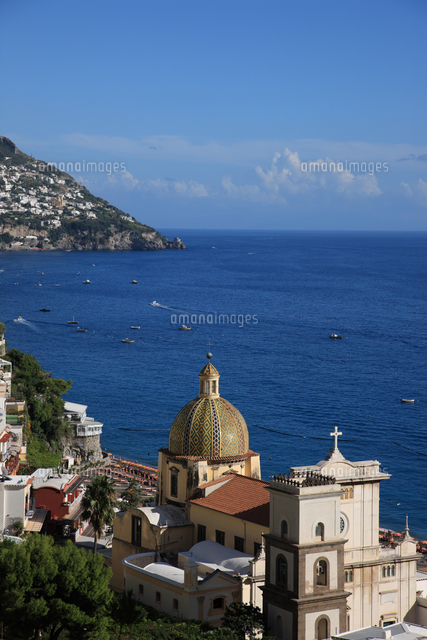 ティレニア海に面した町ポジターノのドゥオーモ の写真素材 イラスト素材 アマナイメージズ