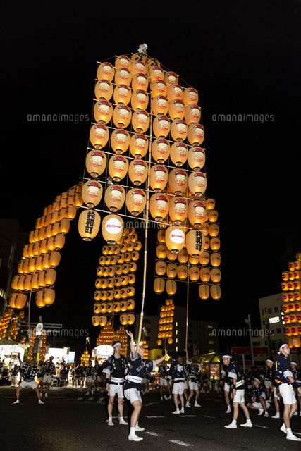 秋田竿燈まつり風景を会場より望む の写真素材 イラスト素材 アマナイメージズ