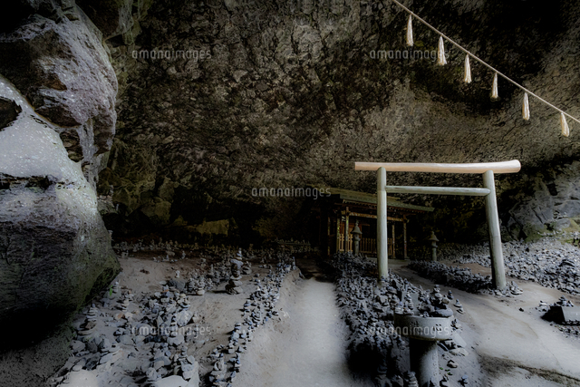 天岩戸神社際の天安河原洞窟内を散策路より望む[81574005123]の写真