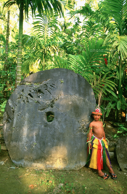 ヤップ民族衣装の子供とストーンマネー 石貨 の写真素材 イラスト素材 アマナイメージズ