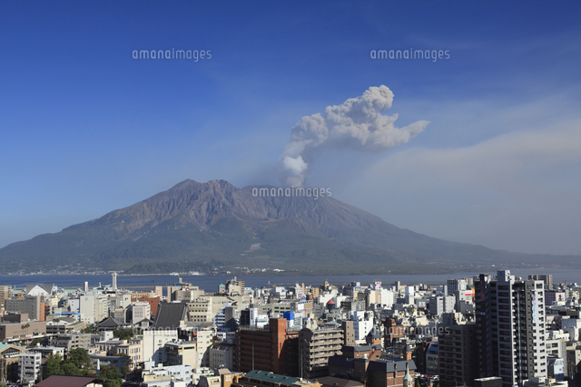 火山灰を降らす桜島と鹿児島市街 の写真素材 イラスト素材 アマナイメージズ