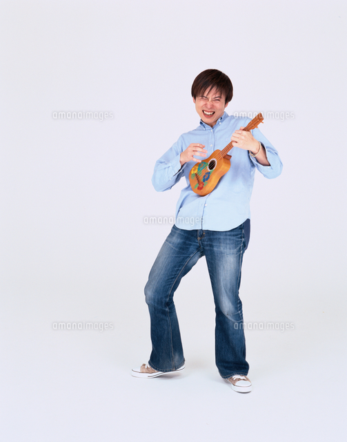 ウクレレを弾く日本人男性 の写真素材 イラスト素材 アマナイメージズ