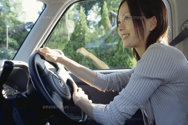 自動車を運転する日本人女性 の写真素材 イラスト素材 アマナイメージズ
