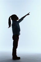 指さす女の子のシルエット の写真素材 イラスト素材 アマナイメージズ