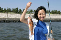 魚を釣った日本人の女の子[02208000946]の写真・イラスト素材｜アマナ