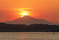 網掛公園より筑波山に沈む夕日[02860000857]の写真・イラスト