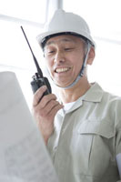 トランシーバーを使う作業員の男性 の写真素材 イラスト素材 アマナイメージズ