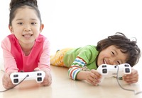 テレビゲームをしている子供2人 の写真素材 イラスト素材 アマナイメージズ