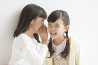 耳打ちの写真素材 ストックフォト アマナイメージズ