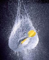 水風船の割れる瞬間 の写真素材 イラスト素材 アマナイメージズ