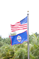 アメリカ国旗とグアム州旗 の写真素材 イラスト素材 アマナイメージズ