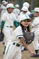 少年野球女子の守備練習 の写真素材 イラスト素材 アマナイメージズ