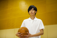 バスケットボールを持つ男子高校生 の写真素材 イラスト素材 アマナイメージズ