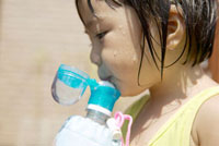 水筒を飲む男の子 の写真素材 イラスト素材 アマナイメージズ