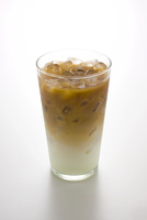 アイスカフェラテ[10137005680]の写真・イラスト素材｜アマナイメージズ