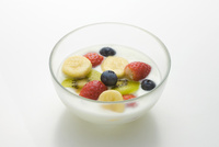 フルーツヨーグルト の写真素材 イラスト素材 アマナイメージズ