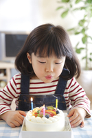 バースデイケーキのろうそくを吹き消す女の子 の写真素材 イラスト素材 アマナイメージズ