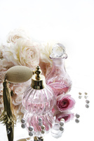 アンティークな香水瓶と花束 の写真素材 イラスト素材 アマナイメージズ