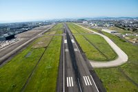 空港の 滑走路 の写真素材 イラスト素材 アマナイメージズ