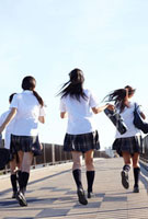 青空の下の歩道を仲良く楽しそうに走る女子高生たちの後姿 の写真素材 イラスト素材 アマナイメージズ