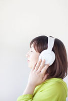 ヘッドフォンで音楽を聴く女性の横顔 の写真素材 イラスト素材 アマナイメージズ