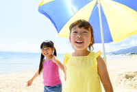 パラソルの中に入った女の子 の写真素材 イラスト素材 アマナイメージズ