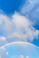 青空と雲に架かる虹ダブルレインボーのアーチ[10266000063]の写真