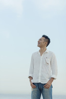 空を見上げる日本人男性 の写真素材 イラスト素材 アマナイメージズ