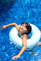 浮き輪で浮かぶ女の子 の写真素材 イラスト素材 アマナイメージズ