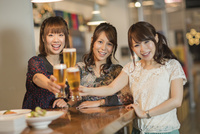 女子会で乾杯をする若い女性 の写真素材 イラスト素材 アマナイメージズ
