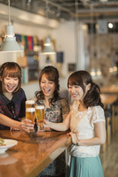女子会で乾杯をする若い女性 の写真素材 イラスト素材 アマナイメージズ