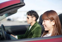 オープンカーに乗る笑顔のカップル の写真素材 イラスト素材 アマナイメージズ