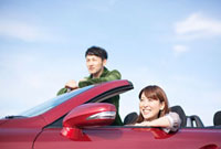 オープンカーに乗る日本人カップル の写真素材 イラスト素材 アマナイメージズ