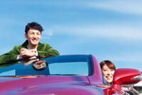 オープンカーに乗った笑顔のカップル の写真素材 イラスト素材 アマナイメージズ