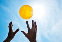 ボールを投げる手 の写真素材 イラスト素材 アマナイメージズ