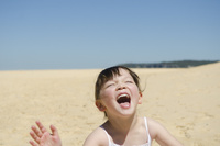 ビーチで大笑いしている女の子 の写真素材 イラスト素材 アマナイメージズ
