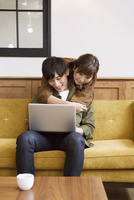 男性に後ろから抱きつく女性 の写真素材 イラスト素材 アマナイメージズ