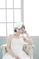 椅子に座る白いドレス姿の女性 の写真素材 イラスト素材 アマナイメージズ