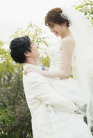 新婦を抱き上げる新郎 の写真素材 イラスト素材 アマナイメージズ