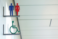 車椅子マークのある公共トイレ の写真素材 イラスト素材 アマナイメージズ