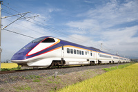 秋の山形新幹線つばさ の写真素材 イラスト素材 アマナイメージズ