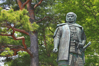 春日山城跡 上杉謙信公銅像 の写真素材 イラスト素材 アマナイメージズ
