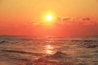 海と朝日[10816008355]の写真・イラスト素材｜アマナイメージズ