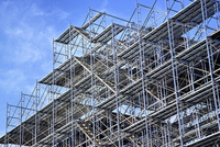 工事中の仮設足場 の写真素材 イラスト素材 アマナイメージズ