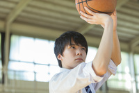 バスケットボールをする男子高校生 の写真素材 イラスト素材 アマナイメージズ